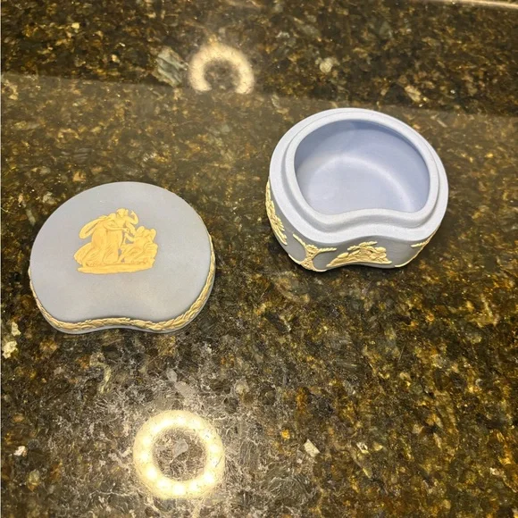 Small Lidded Blue Jasperware Trinket Dish - Picture 3 of 9